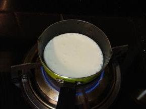 牛奶小火加热到边上起小泡关火