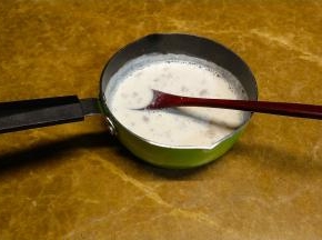 倒入咖啡条搅拌均匀，再加入淡奶油拌匀，最后放入泡软的15g吉利丁片搅匀至全部融化