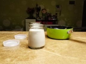 倒入小瓶里晾凉后放入冰箱冷藏一晚，凝固后即可享用