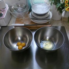 分离好蛋清蛋黄，蛋清里加几滴白醋备用…