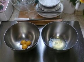 分离好蛋清蛋黄，蛋清里加几滴白醋备用…