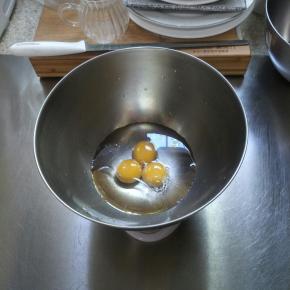 将料理盆置厨房秤上，依次加入水、油…