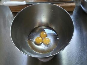 将料理盆置厨房秤上，依次加入水、油…