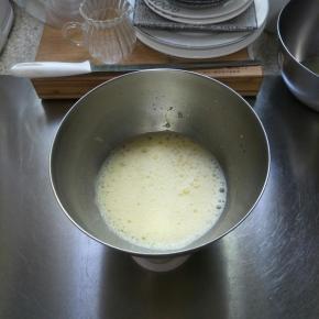 用手抽搅打均匀…