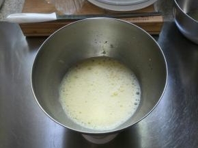 用手抽搅打均匀…