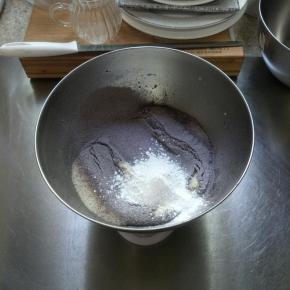 依次筛入黑芝麻粉、黑米粉、粘米粉…