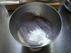 依次筛入黑芝麻粉、黑米粉、粘米粉…