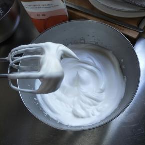 分三次将木糖醇加入蛋清中，打发蛋白霜至硬性发泡阶段，提起打蛋头蛋白霜呈直立的小尖角状…这时可以将蒸锅置于燃气灶上，开火烧水…