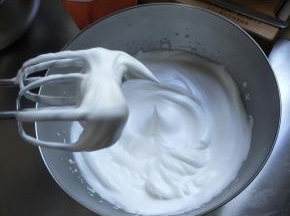 分三次将木糖醇加入蛋清中，打发蛋白霜至硬性发泡阶段，提起打蛋头蛋白霜呈直立的小尖角状…这时可以将蒸锅置于燃气灶上，开火烧水…