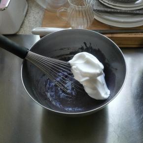 将1/3的蛋白霜加入黑米蛋糊中切拌、翻拌均匀…