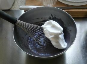 将1/3的蛋白霜加入黑米蛋糊中切拌、翻拌均匀…