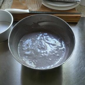 将剩余的蛋白霜加入，捞拌、翻拌均匀…