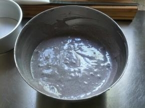 将剩余的蛋白霜加入，捞拌、翻拌均匀…