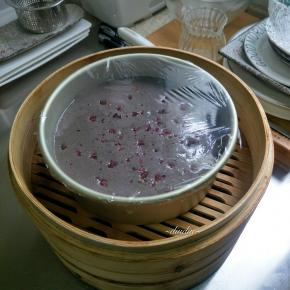 倒入六寸模具，表面用保鲜膜封好…