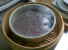 倒入六寸模具，表面用保鲜膜封好…