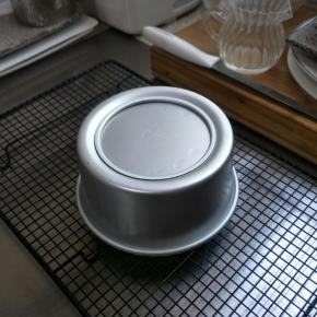 关火后，不能直接掀盖，等3--5分钟再掀（防止温度骤降糕体回缩）。出屉后轻震模具，震出内部热气，倒扣于晾网架上冷却…