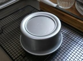 关火后，不能直接掀盖，等3--5分钟再掀（防止温度骤降糕体回缩）。出屉后轻震模具，震出内部热气，倒扣于晾网架上冷却…