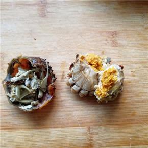 将螃蟹外壳打开，去除不可食用部分，斩成块备用。