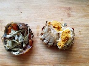 将螃蟹外壳打开，去除不可食用部分，斩成块备用。
