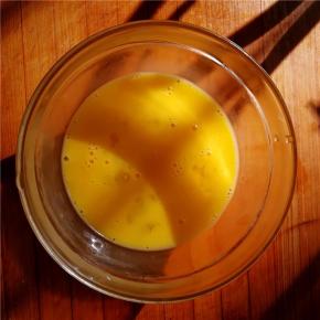 鸡蛋磕入碗中，加入黄酒打散