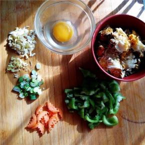 将青椒、胡萝卜切段备用，葱姜蒜切好备用。