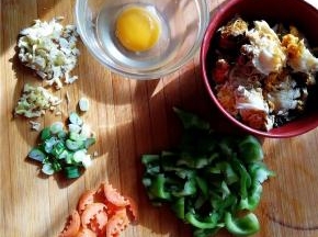 将青椒、胡萝卜切段备用，葱姜蒜切好备用。