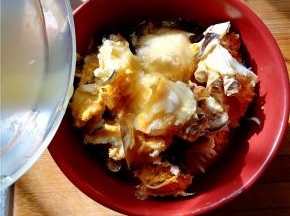 将蛋液倒入螃蟹中拌匀