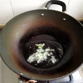 锅中放入适量油，稍热放入葱姜爆香