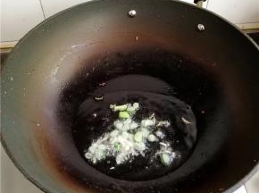 锅中放入适量油，稍热放入葱姜爆香