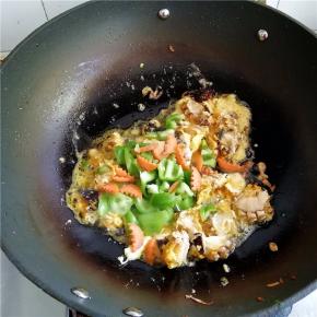 再放入胡萝卜翻炒