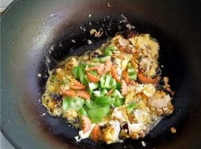 再放入胡萝卜翻炒