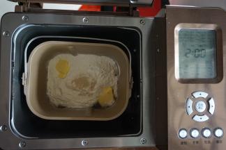 将面包桶放入到面包机里，选择面包机的和面程序20分钟（不同面包机和面时间不同），面团和至扩展阶段即可