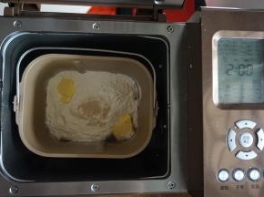将面包桶放入到面包机里，选择面包机的和面程序20分钟（不同面包机和面时间不同），面团和至扩展阶段即可