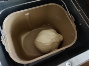 面团揉好后，在面包桶上盖上一块湿润的布，再盖上面包机盖，室温下发酵50分钟左右，面团发酵2倍大（第1次发酵温度在28-30度左右可以了）