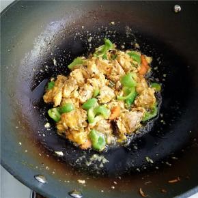 翻炒出蒜香味即可关火出锅。