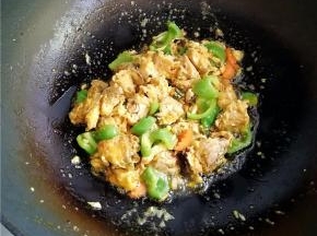 翻炒出蒜香味即可关火出锅。