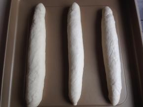 从上往下卷起，放在不粘烤盘上，放进东菱K40C烤箱内，里面放一碗热水，使烤箱内达到一定的湿度，选择烤箱的发酵档37度，发酵45分钟左右