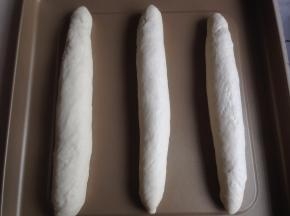 从上往下卷起，放在不粘烤盘上，放进东菱K40C烤箱内，里面放一碗热水，使烤箱内达到一定的湿度，选择烤箱的发酵档37度，发酵45分钟左右