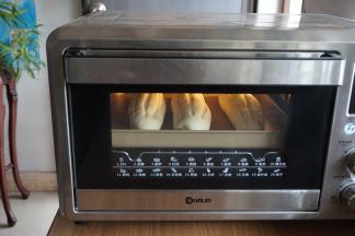 放进已经预热好170度的东菱K40C烤箱中下层，烘烤20-25分钟左右