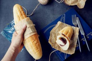 烘烤好的面包取出晾凉，未食用的面包放进保鲜袋内室温保存即可，不要放进冰箱冷藏保存哟，会使面包老化加快，口感变差。因为里面有豆沙馅，所以尽量在一两天内食用完毕