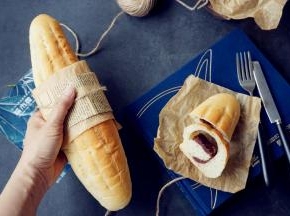 烘烤好的面包取出晾凉，未食用的面包放进保鲜袋内室温保存即可，不要放进冰箱冷藏保存哟，会使面包老化加快，口感变差。因为里面有豆沙馅，所以尽量在一两天内食用完毕