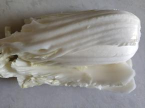 白菜邦去掉叶子洗净。