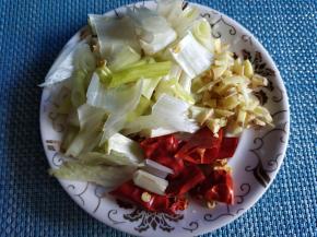 葱，干辣椒切段，姜切粒。