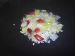 锅里到入适量油烧热，放葱，姜，干辣椒炒香。