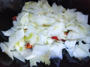到入白菜邦翻炒。