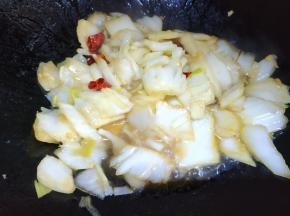 再放白糖和鸡精炒匀。