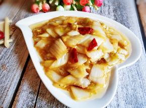 炒好出锅，酸辣爽口，吃起来脆脆的。