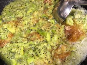 果肉、果汁、柠檬汁、糖、玉米淀粉拌匀下锅