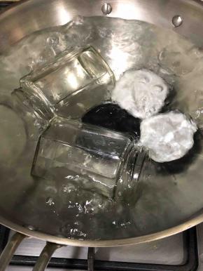 装果酱的瓶子用锅煮沸杀菌消毒，趁热装入果酱封好盖子，放回锅中再煮一会，取出放凉。放冰箱冷藏保存。