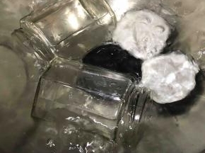 装果酱的瓶子用锅煮沸杀菌消毒，趁热装入果酱封好盖子，放回锅中再煮一会，取出放凉。放冰箱冷藏保存。